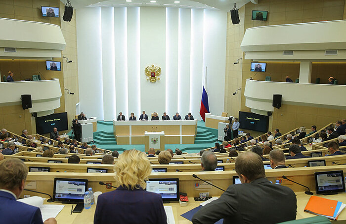    Пленарное заседание Совета Федерации РФ. На заседании рассмотрели проекты федеральных конституционных законов о принятии в состав РФ ДНР, ЛНР, Херсонской и Запорожской областей, а также законопроекты о ратификации соответствующих международных договоров, подписанных 30 сентября.Russian Federation Council/Reuters