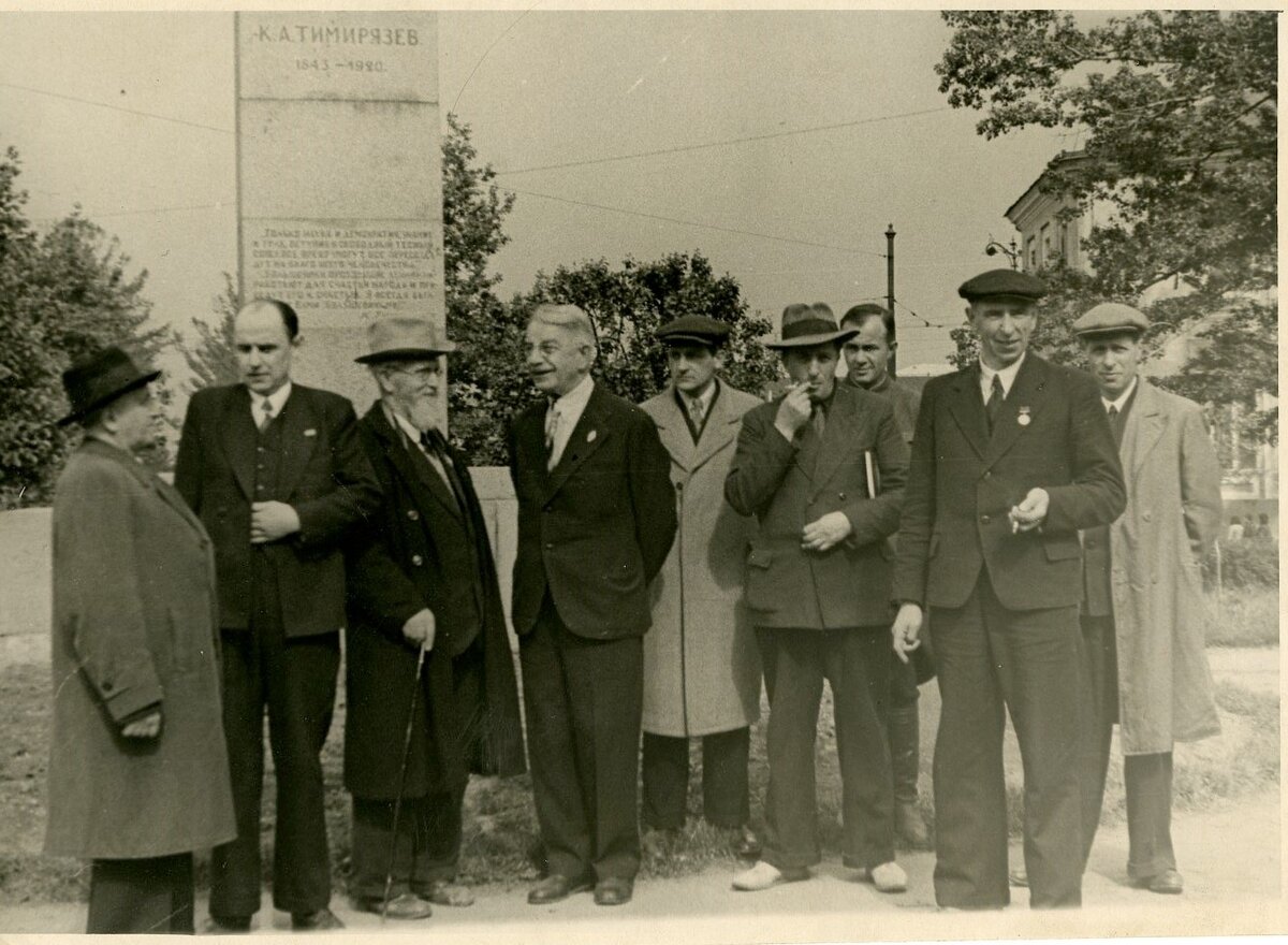 Василий Васильевич Вильямс, старший сын В.Р. Вильямса (второй справа).