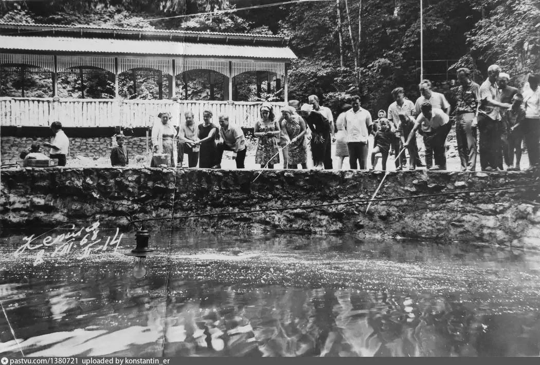 Здравствуйте, товарищи! Сегодня хочу познакомить вас еще с одной подборкой фотографий из СССР, которые расскажут вам о жизни в той стране, которой больше нет.-8