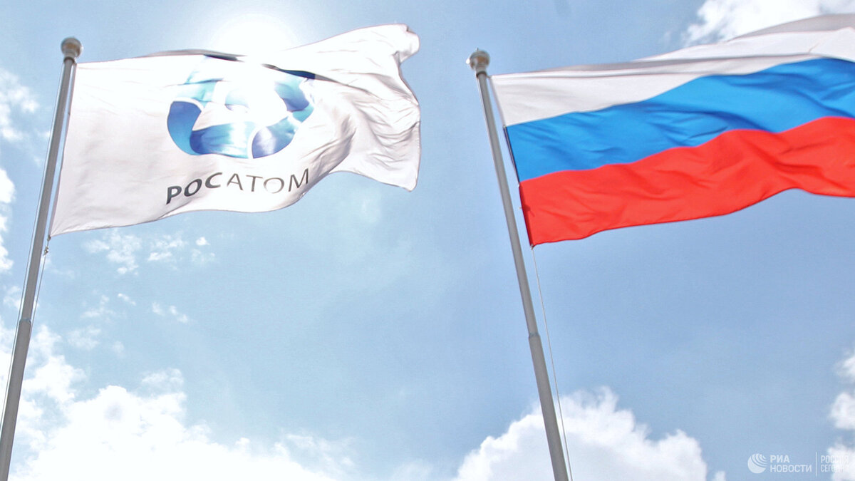    Флаги организации "Росатом" и России© РИА Новости . Максим Богодвид