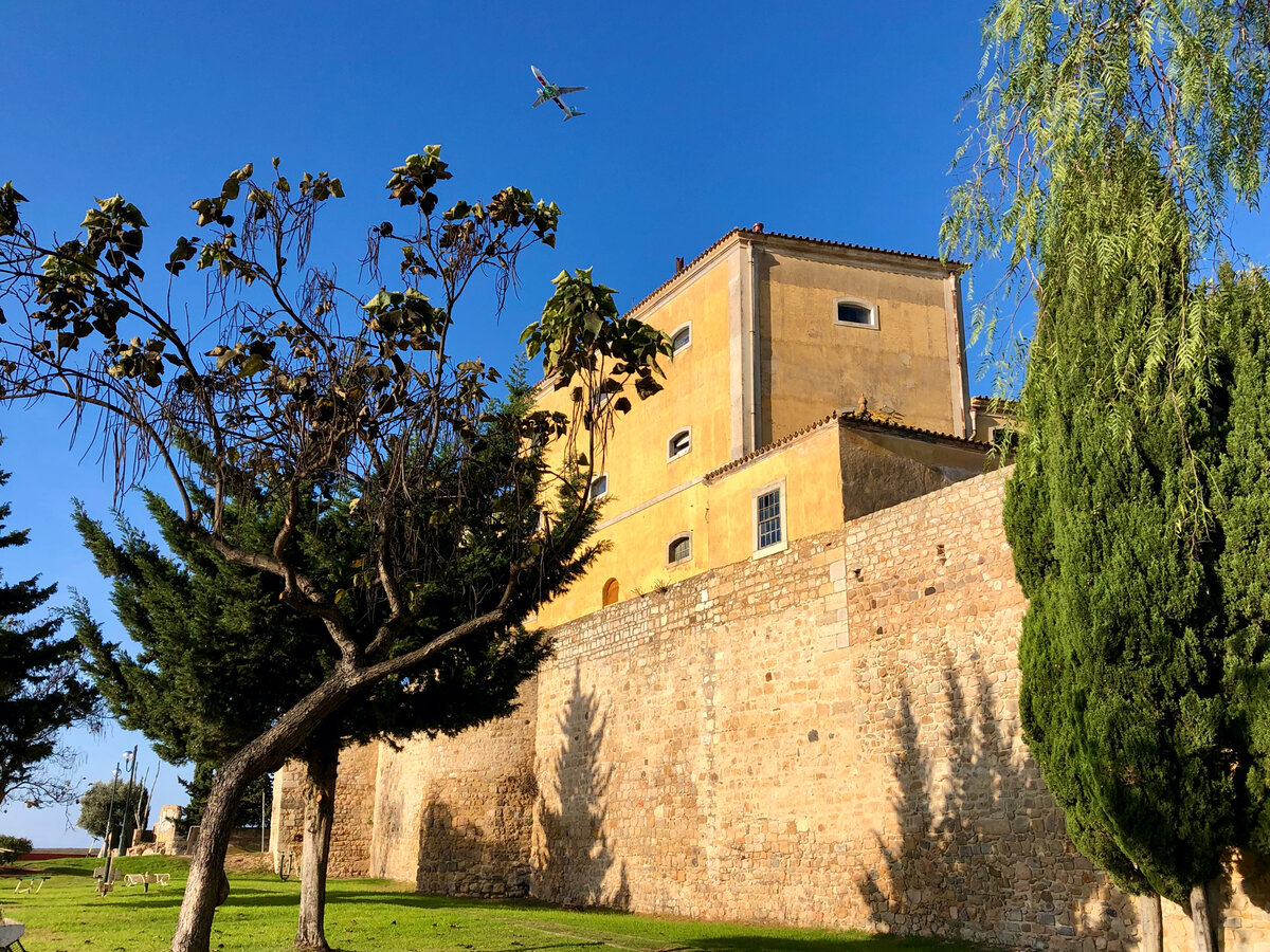 Старый город окружен крепостной стеной