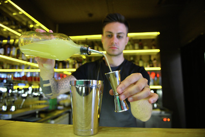    Шеф-бармен ресторана «Simachyard» Никита ©Александр Кожохин РИАМО