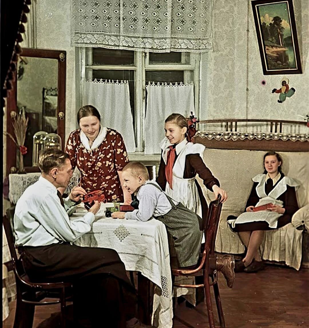 Как жили в советские годы. Быт советских людей. Советская семья за столом. Советские люди. Советская квартира 50-х годов.