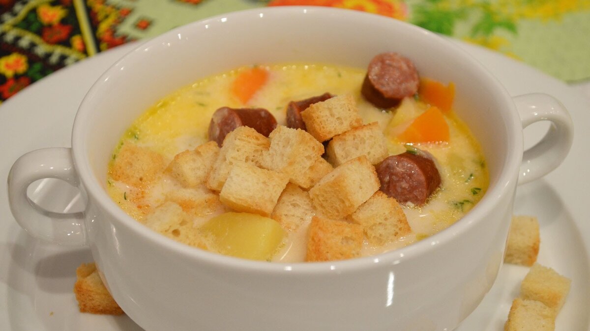 Горячий сырный суп с копчёной колбасой 