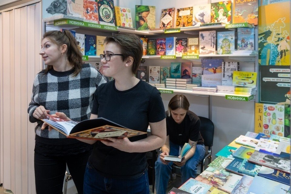     Томичи могут купить книги и принести их в Томскую областную детско-юношескую библиотеку Михаил ФРОЛОВ