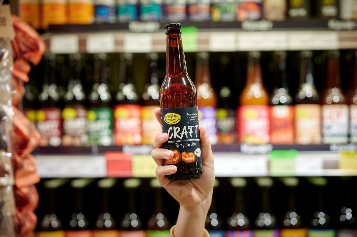 Вот, например, витрина с крафтом в одном из магазинов Пив&Ко - и это только крафт собственного производства. И не самый большой магазин ;)