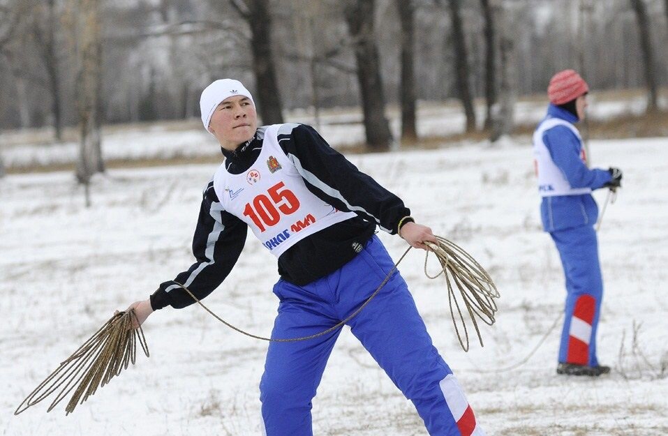 Метание тынзяна на хорей, фото Федерации северного многоборья России