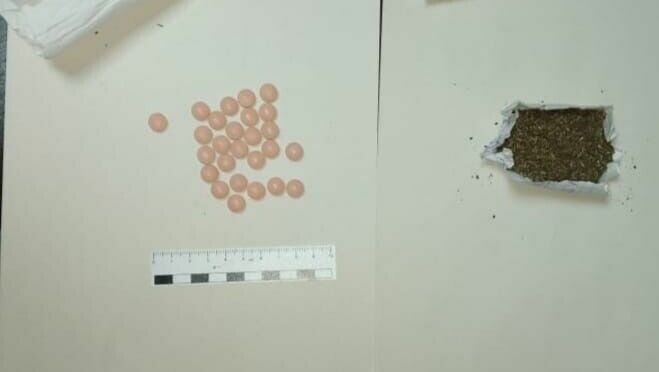     Двое сотрудников колонии хотели занести с собой наркотические вещества на территорию режимного учреждения в Ставрополе, сообщает Антинаркотическая комиссия края.