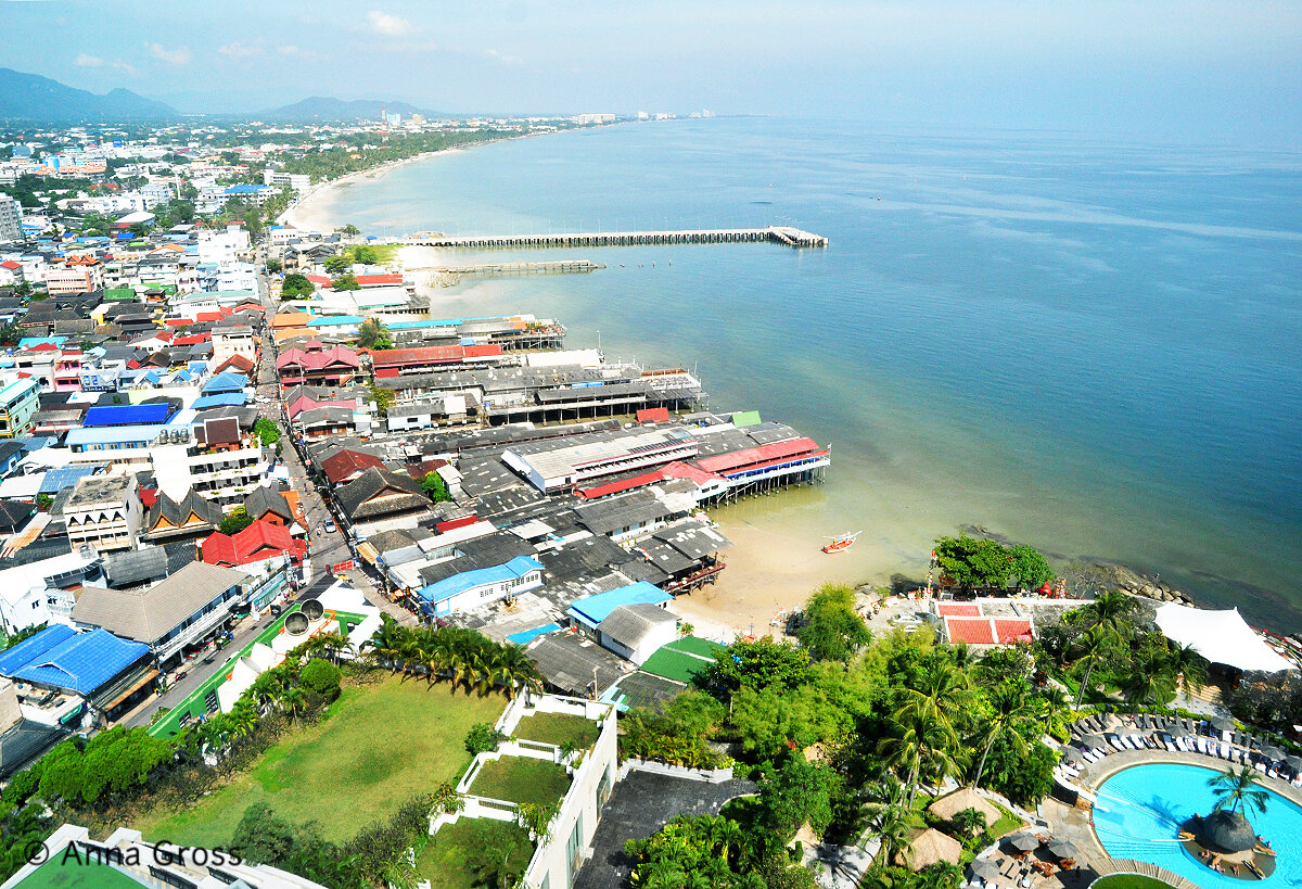 В центре города располагаются рестораны на сваях прямо над водой