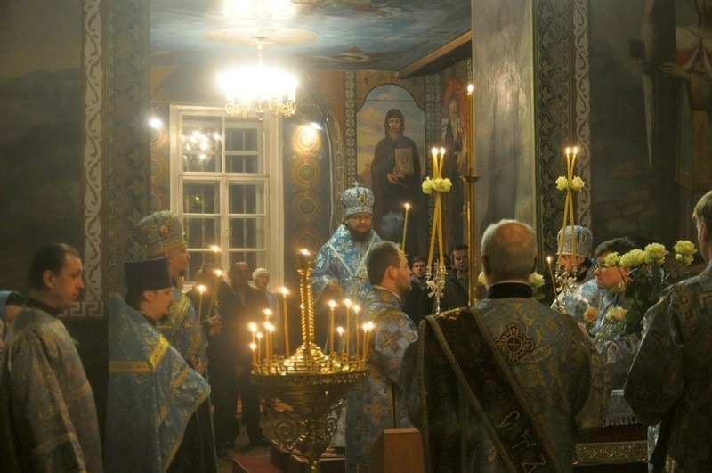  3 декабря, накануне праздника Введения в храм Пресвятой Богородицы, викарий Киевской Митрополии архиепископ Боярский Феодосий совершил всенощное бдение с литией в Крестовоздвиженском храме г.Киева. Его Высокопреосвященству сослужило духовенство храма. 