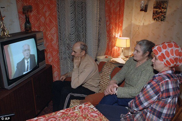 Семья Натальи Васильевой слушает речь Горбачева об отставке, 1991 год.
