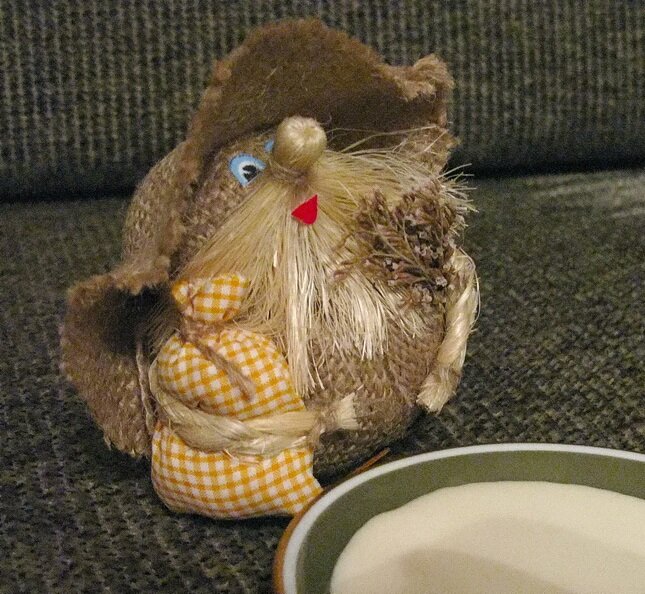 Игрушка Домового и блюдце молока