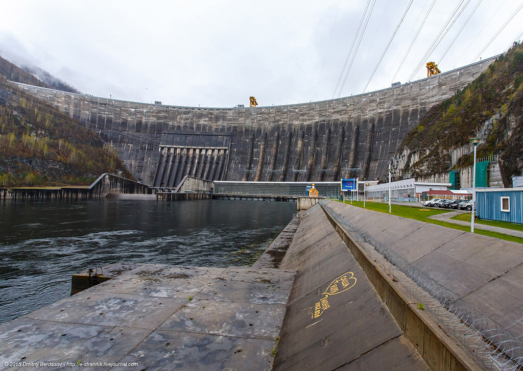 Саяно шушенская гэс река. Саяно-шушенская гэс хакасия. Плотина саяно шушенской выше здания мгу. Плотина саяно шушенской выше здания мгу. Саяно шушенская плотина.