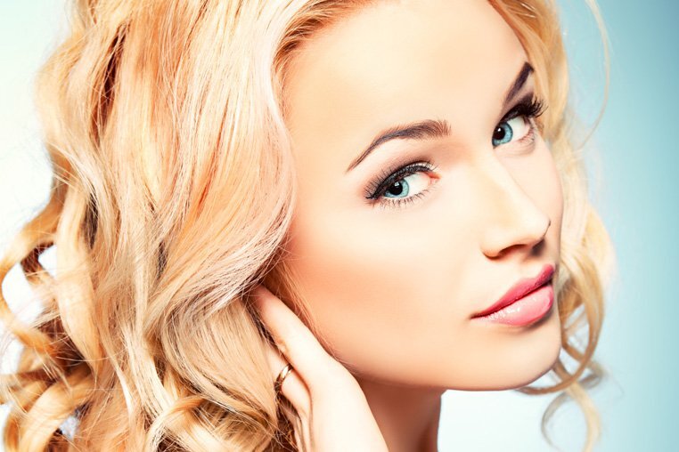 В домашних условиях приобрести желаемый светлый оттенок можно,
не ослабляя волосы и не портя их структуру.