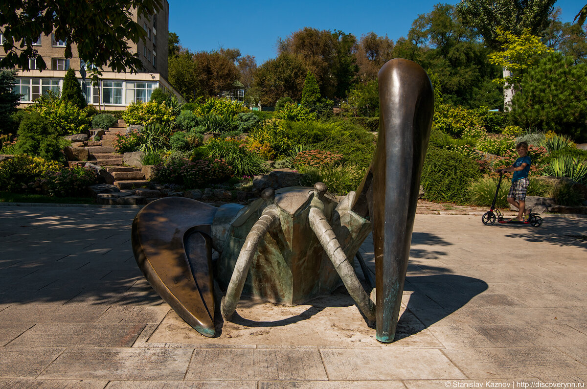 1. Обожаю набережные и первым делом я направился туда, где меня встретил вот такой краб)

