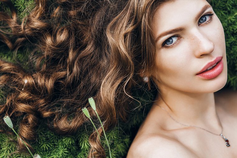 Использовать метод брондирования рекомендуется на прямых или слегка волнистых волосах, так как на кудрявых эффект перехода оттенков из одного в другой будет не слишком заметен.