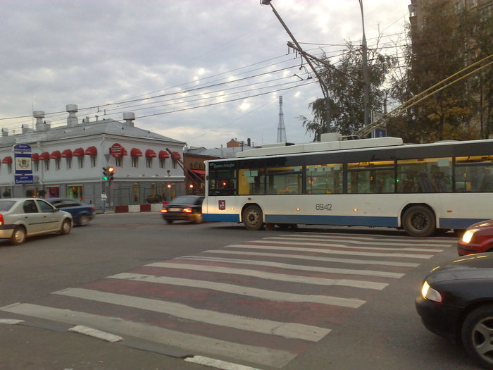  Водитель троллейбуса решил привнести что-то новое в привычный ход дня.
 