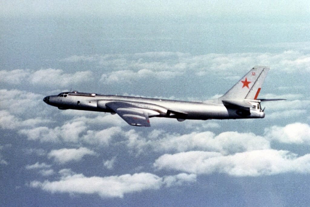 Советский тяжёлый двухмоторный реактивный многоцелевой самолёт Ту-16