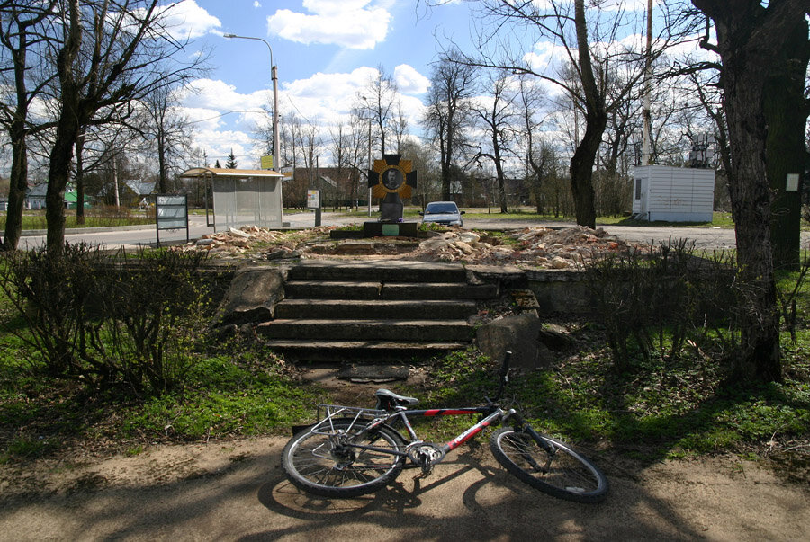 Фундамент часовни у вокзала. Белокаменная Александровская часовня у вокзала была построена в 1868 г. в память о спасении Александра II после покушения на него на Всемирной выставке в Париже в 1867 г. Разобрана в 1949 году во время комсомольского субботника.


