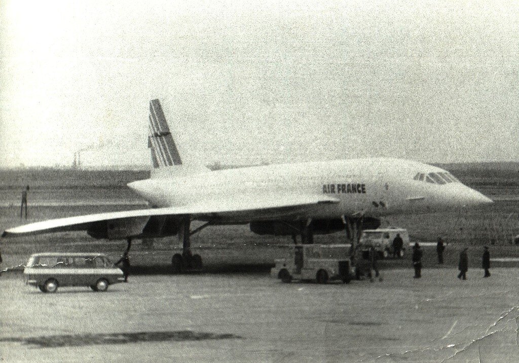 Второе фото - Конкорд. Так уж получается, что эти лайнеры идут рука об руки... Здесь явно не Алма-Ата, скорее всего Толмачево... Air France - Aérospatiale/BAC Concorde 101 - F-BVFB /1976/

