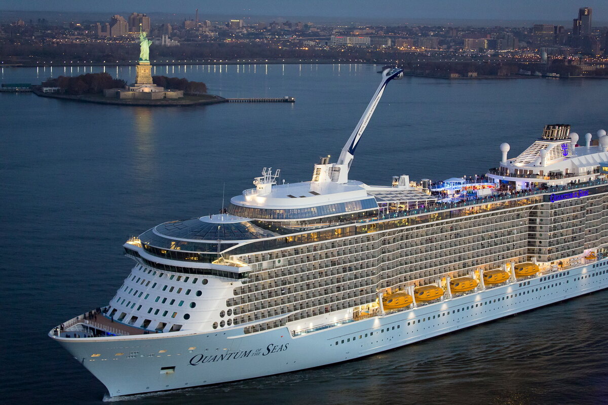 Квант морей круизный лайнер. Круизный лайнер Квант морей/Quantum of the Seas. Круиз Сингапур лайнер Quantum of the Seas. Royal Caribbean International класс Quantum.