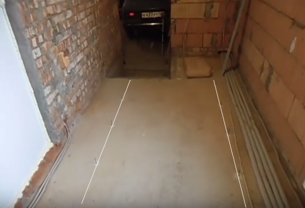 На фото видно ряды саморезов, которые я подкрасил белыми линиями для наглядности. Каждый ряд под один маяк.