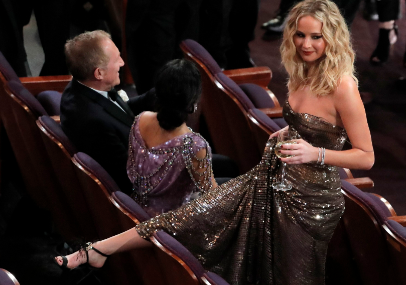  Актриса явно перебрала с алкоголем  на вручении "Оскара".   Победителей церемонии забудут весьма скоро, и найти счастливчиков, получивших заветные статуэтки, можно будет лишь в Википедии.