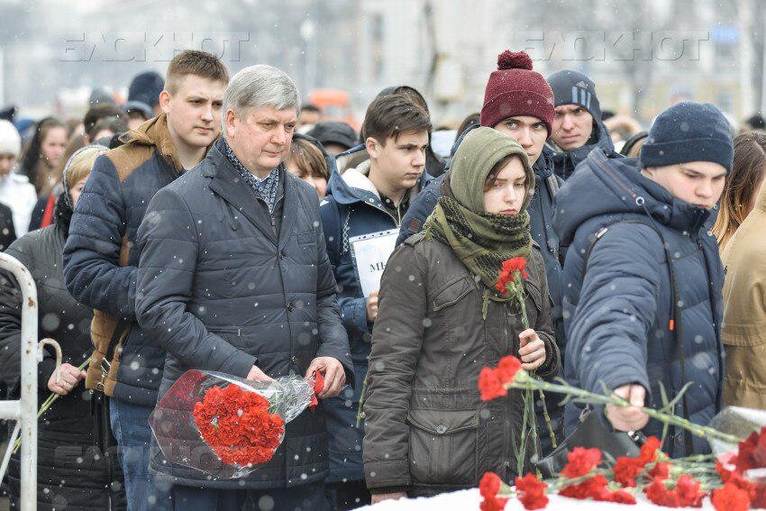 И.о. губернатора Воронежской области Александр Гусев возлагает цветы в общей очереди.