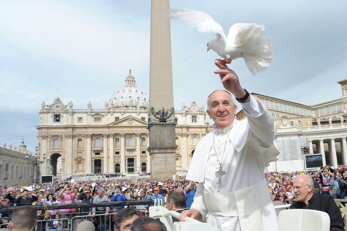 Папа римский где находится город. Ватикан папа Римский. Франциск (папа Римский). Ватикан папа Римский Франциск. Папа Римский Франциск на площади Святого Петра.