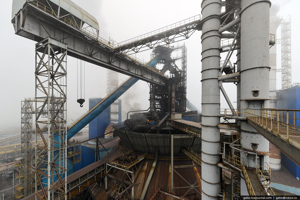 Завод ильича мариуполь доменный цех. Завод домен. Завод нтмк в нижнем тагиле. Современная доменная печь. Чусовской завод доменная печь.