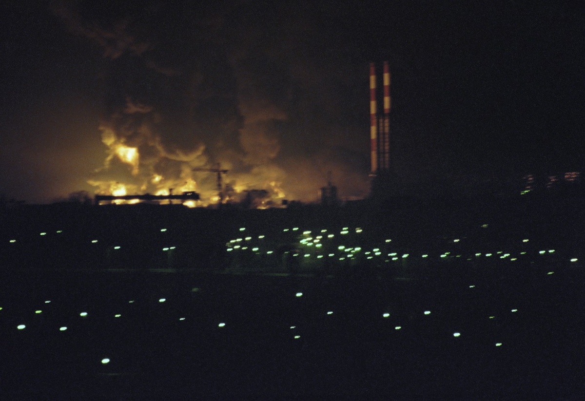 Горящее здание теплоэлектроцентрали в Белграде, разрушенное после ракетного удара натовской авиации. Фото: Величкин Сергей/Фотохроника ТАСС