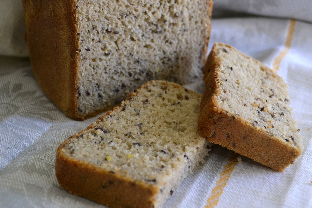 Хлеб на закваске рецепт с фото. Ржаной хлеб на закваске. Хлеб Прибалтийский. Хлеб с льняными семечками.