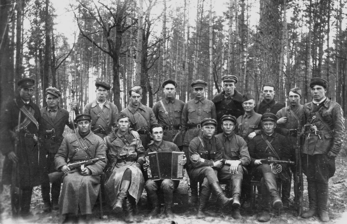 Бойцы советского партизанского отряда под названием «Червоный», 1942 год. (с)  http://waralbum.ru