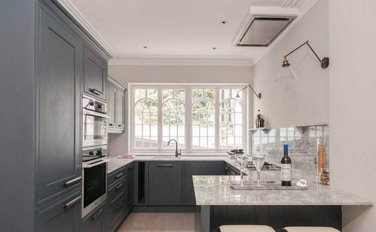 При организации рабочей зоны у окна нужно учесть, что не всегда подоконник может быть на том же уровне, что и столешница