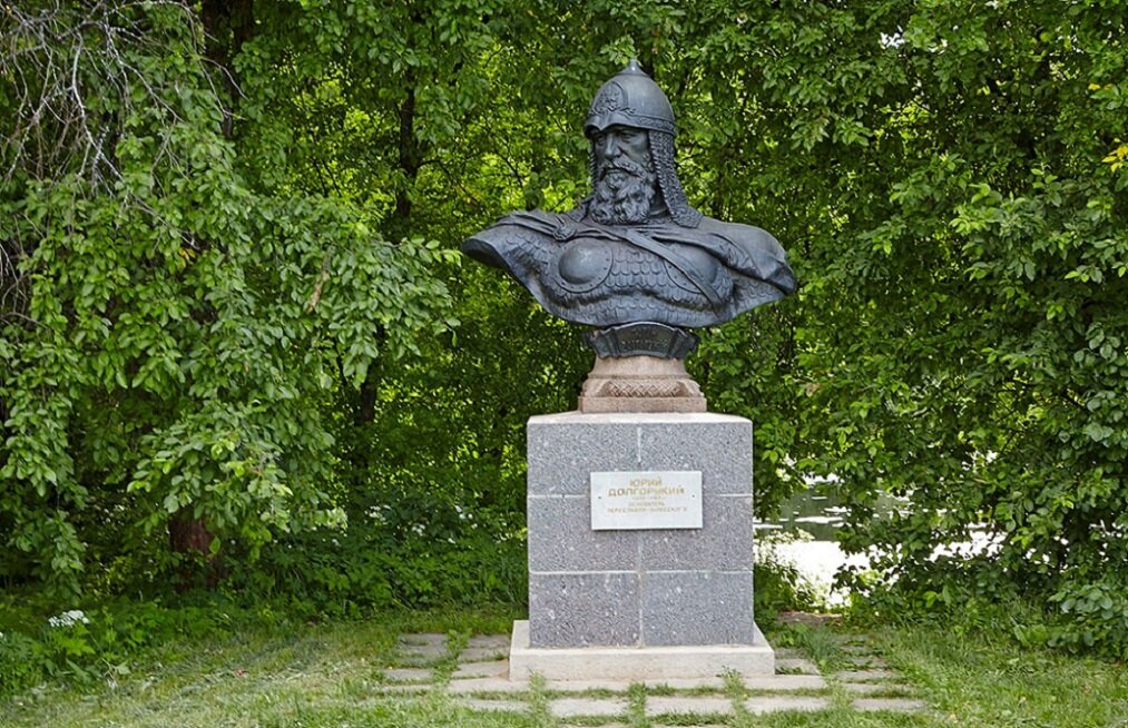 Памятник князю Юрию Долгорукому. 