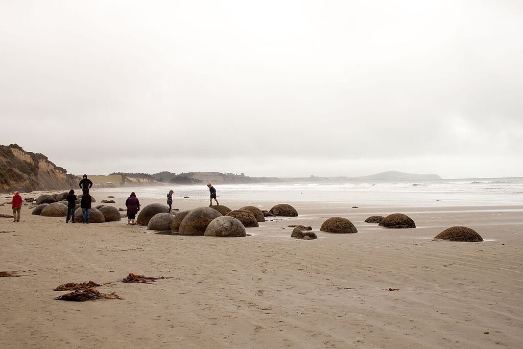 Валуны Моераки на Северном Острове Новой Зеландии