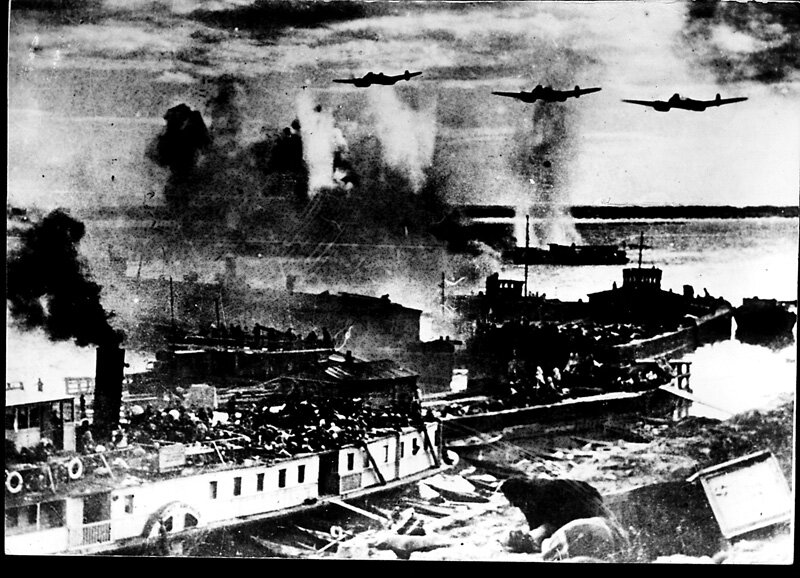 Сталинградская битва бомбардировка. 23 Августа 1942 года бомбардировка Сталинграда. Сталинград 1942 горящая Волга. Сталинград 23 августа 1942 памятная Дата. Разрушенный Сталинград 1942.