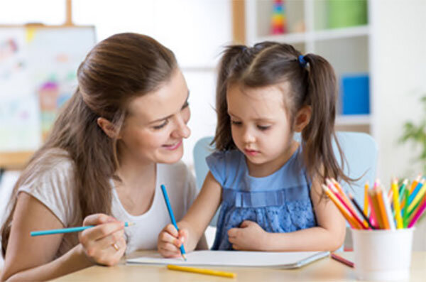 Просите ребенка изображать свои воспоминания при помощи карандаша