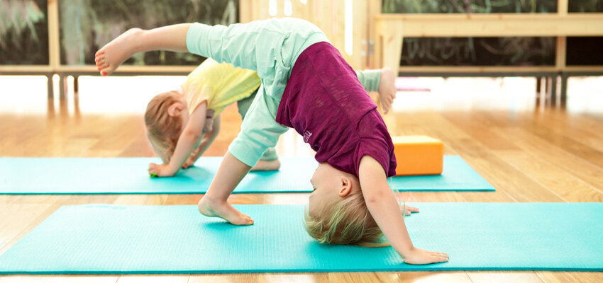Детская йога — это не только полезно, но и очень весело