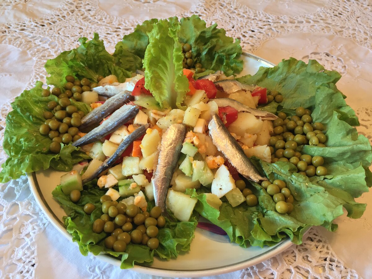 Салат с килькой. Салат с килькой в томате. Салат с килькой в томатном. Салат с килькой пряного посола. Салат из кильки.