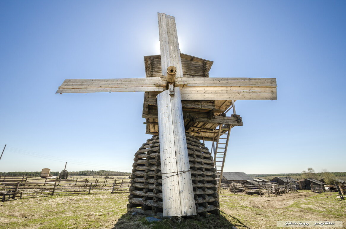  Сейчас в Кимже две мельницы, а раньше было десять. Одна мельница  восстановлена полностью, два года назад на фестивале мельниц она даже  молола зерно, но в этом году нам ее запустить не удалось.