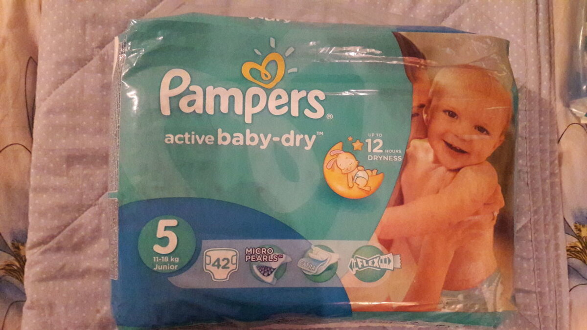 Давайте посчитаем:  врачи в роддоме рекомендуют менять памперс каждые три часа, то есть в сутки ребенку надо 8 памперсов. В месяце 30 дней, значит в месяц надо 240 памперсов. Дети после года носят памперсы 5 размера, коих в коробке примерно 46 штук. Делим 240 памперсов на 42 - получается , что в месяц надо покупать 6 упаковок памперсов. Стоимсоть одной упаковки памперса примерно 800 рублей, и то со скидкой, то есть в месяц вы тратите примерно 4500  рублей на памперсы. Не хило да?