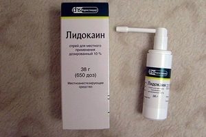Наиболее безопасно для обезболивания использовать кремы или спреи — средства местной анестезии. Популярным является лидокаиновый спрей, который часто применяется во врачебной практике для уменьшения болезненных ощущений.