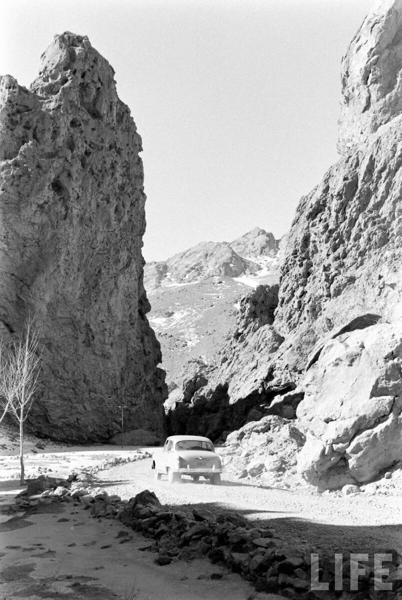 трасса проходила по горным ущельям - картинка надо сказать жутковатая