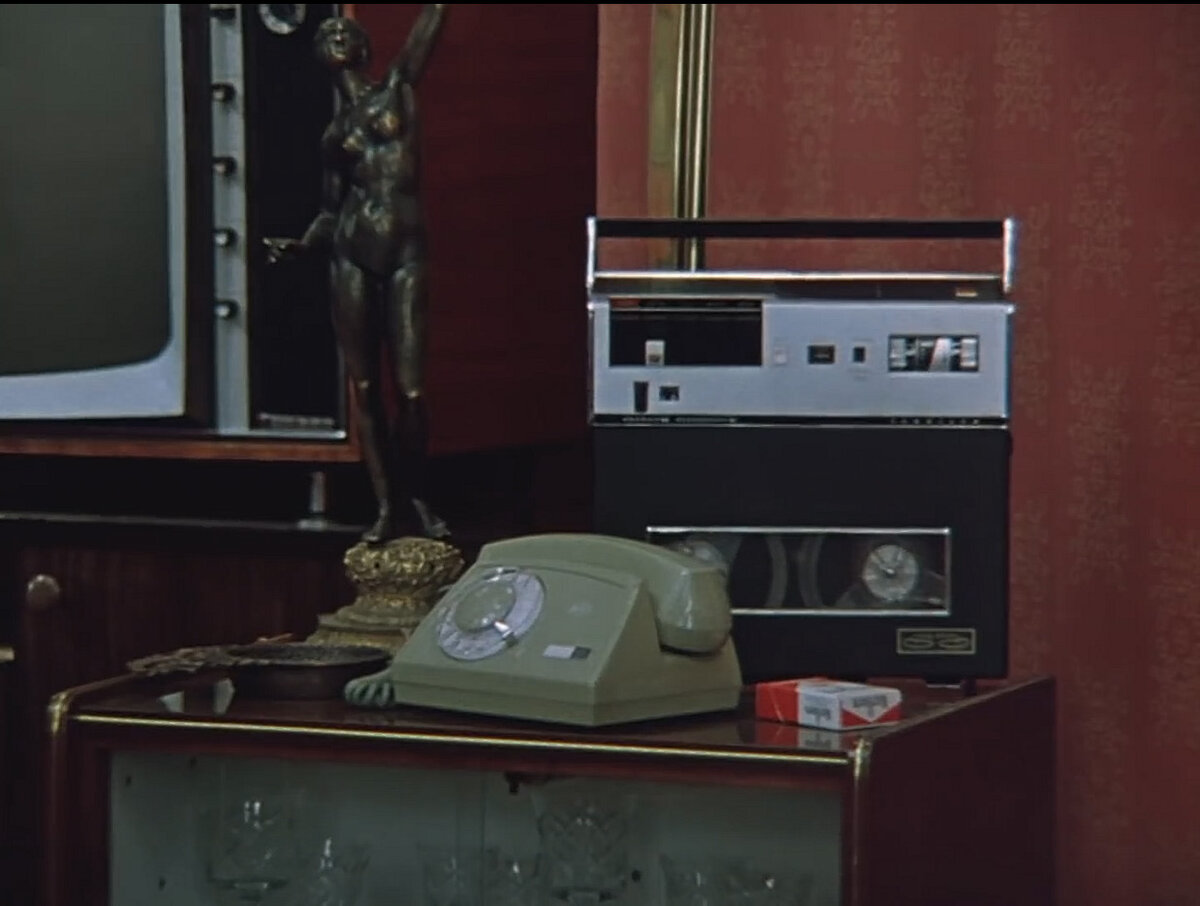  Цветной телевизор. Заграничный. Магнитофон. Заграничный. Сигареты Мальборо. Заграничные