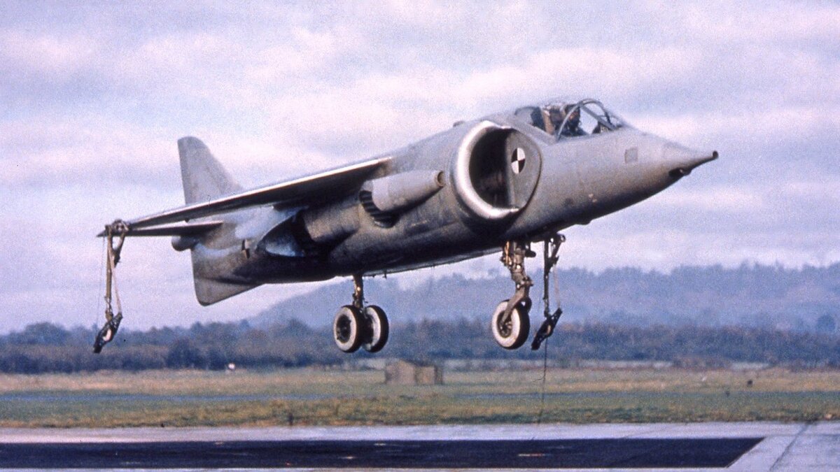 Первый взлёт Hawker P1127 - одного из прототипов истребителя-бомбардировщика Hawker Siddeley Harrier. Фото: baesystems.com