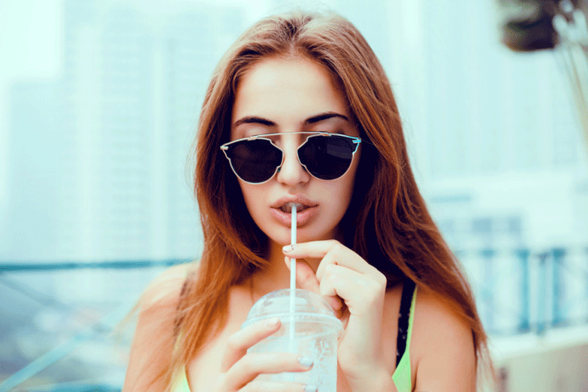 Пить напитки из трубочки