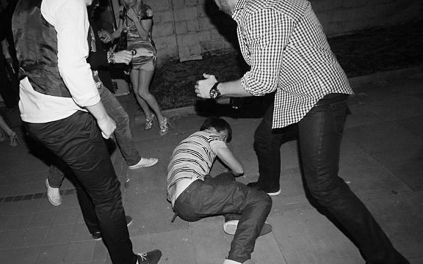 драка рядом с ночным клубом