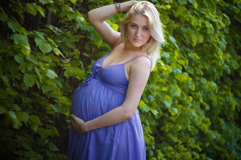 Русские беременные дают. Блондинка с большим животом. Беременные русские женщины. Девушки с большими животами в платьях.