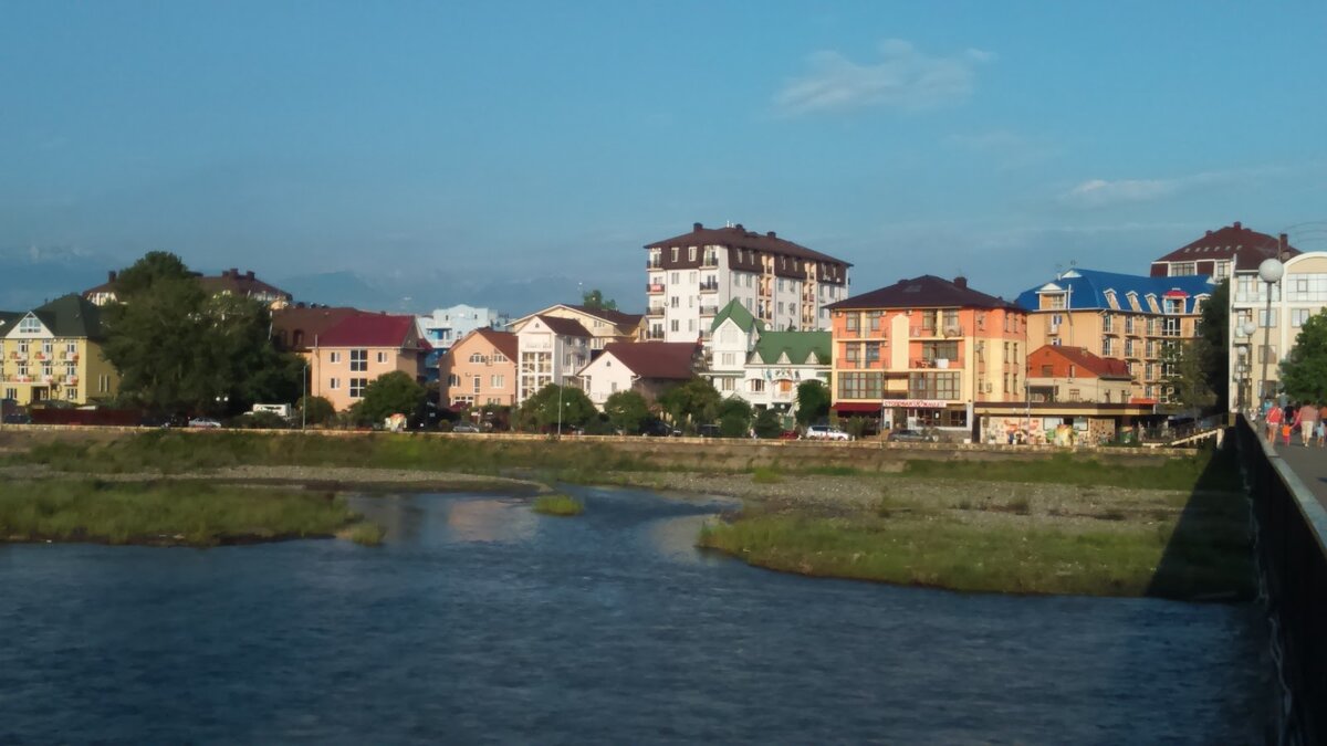 Путь на пляж лежит через набережную реки Мзымта.